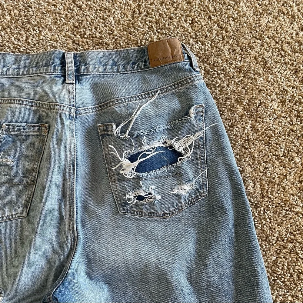 American Eagle Relaxed Mom Jeans Women’s 6 Long Blue Light Wash Tapered Ripped - Picture 10 of 16